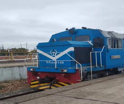 汽笛聲聲，貨運(yùn)繁忙。2021年4月18日，滿載著貨物的28節(jié)集裝箱列車又再次從余干鐵路貨場啟程了